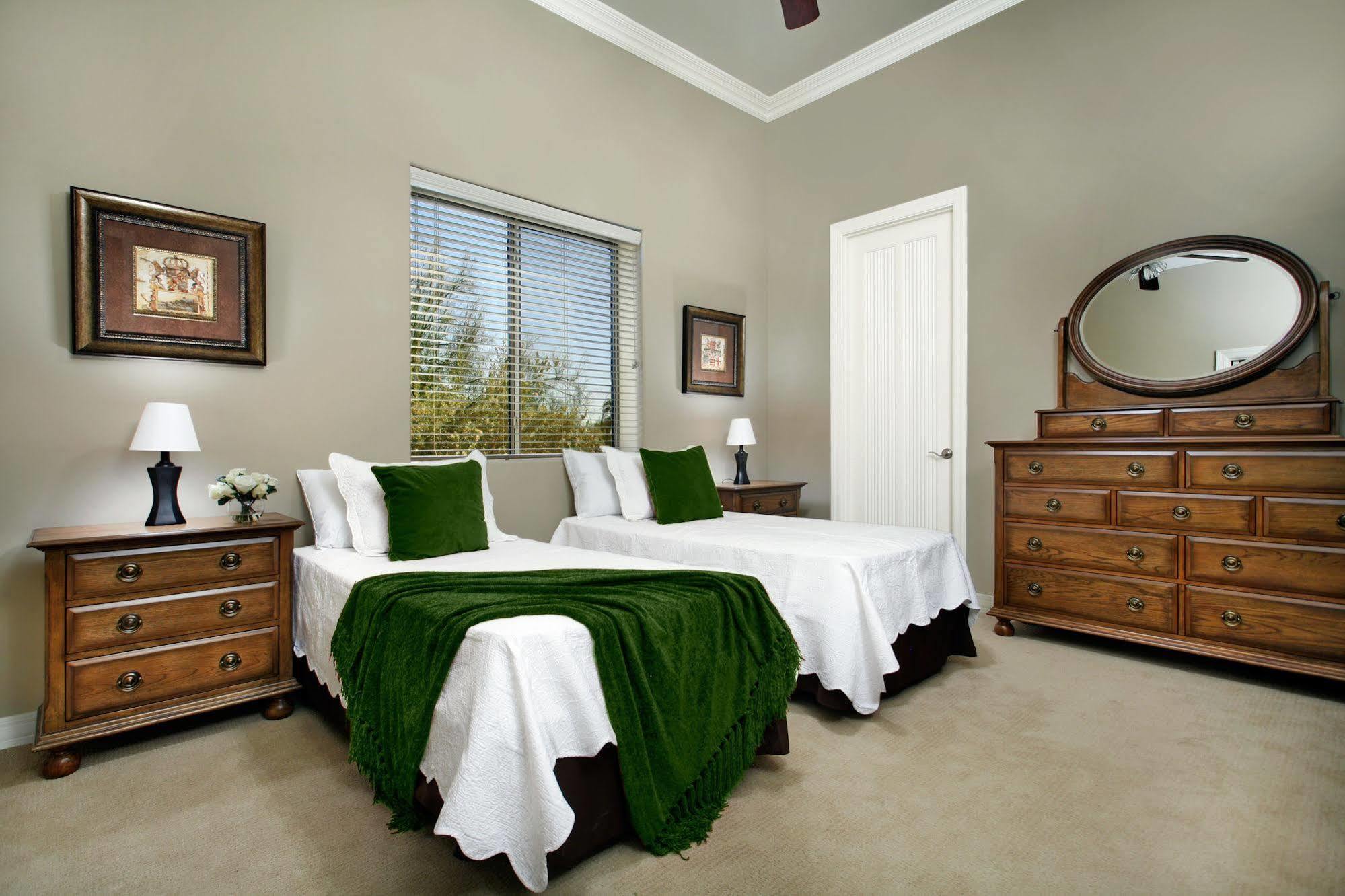 Private Apartment *